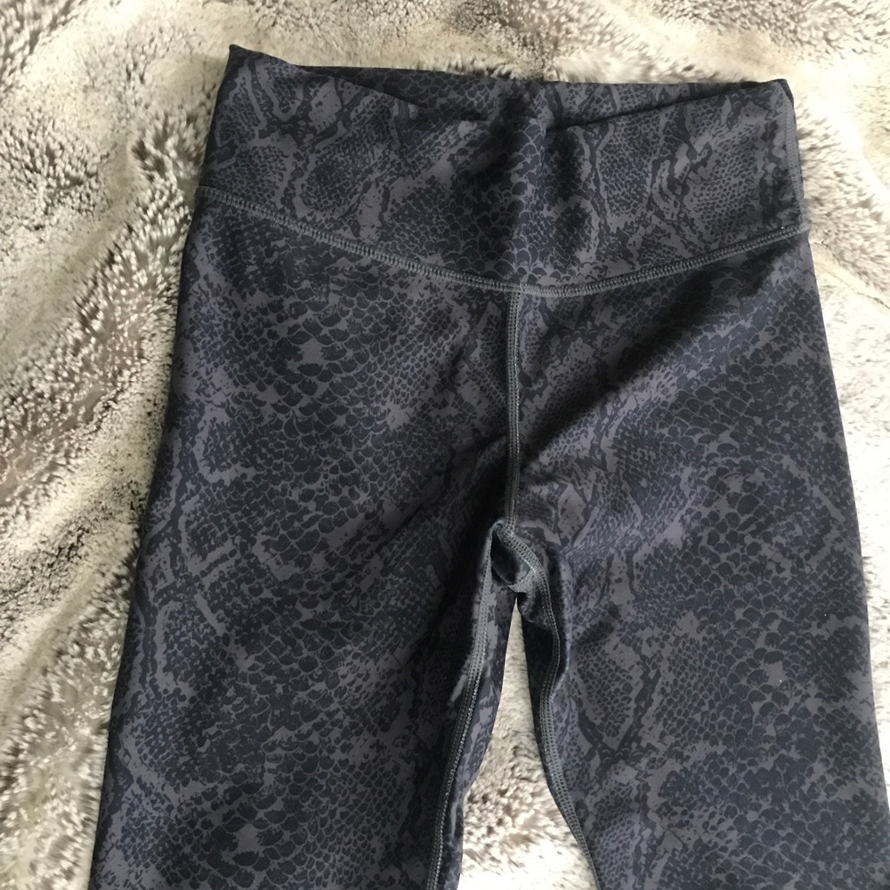 Vie Active Snakeskin Leggings in Dark Grey/Black